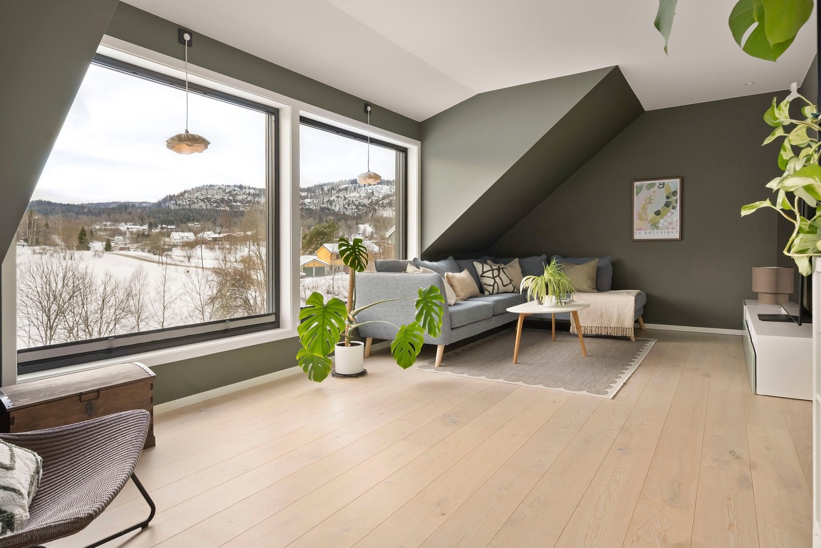 Stuen har en lun og behagelig atmosfære, samtidig som de store vindusflatene gir rikelig med naturlig lys og flott utsyn mot omkringliggende natur. Galleribilde