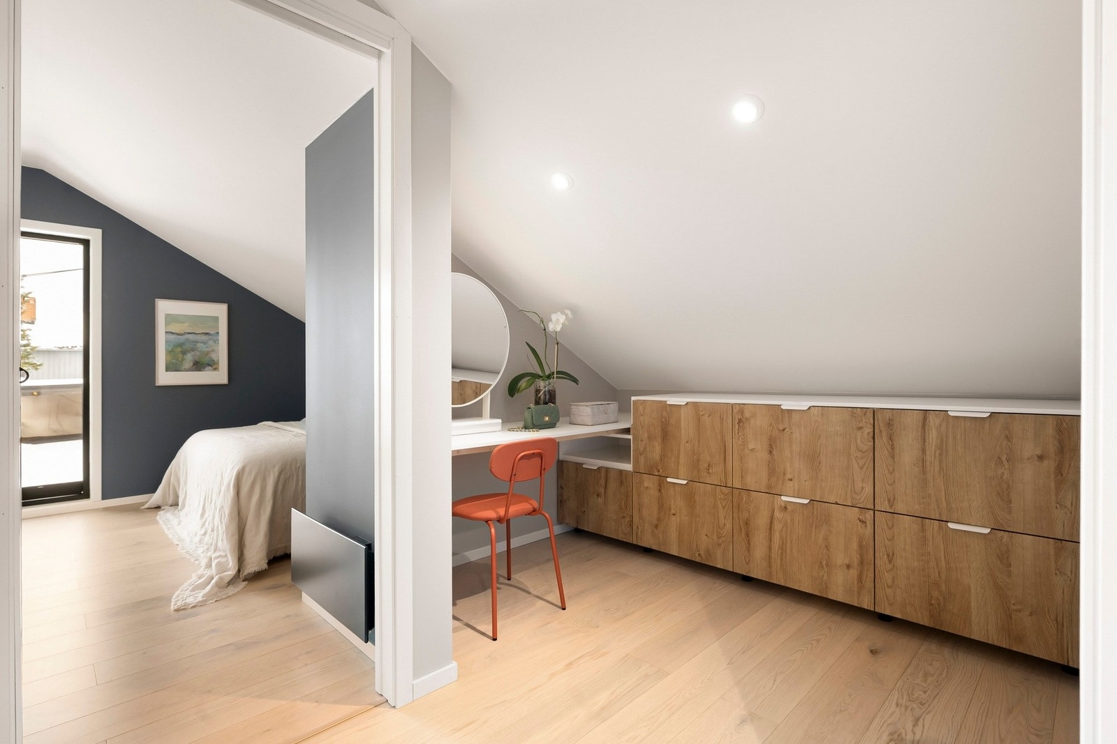 Fra hovedsoverommet er det direkte adkomst til både bad og eget garderoberom, noe som gir en praktisk og privat løsning i hverdagen. Galleribilde