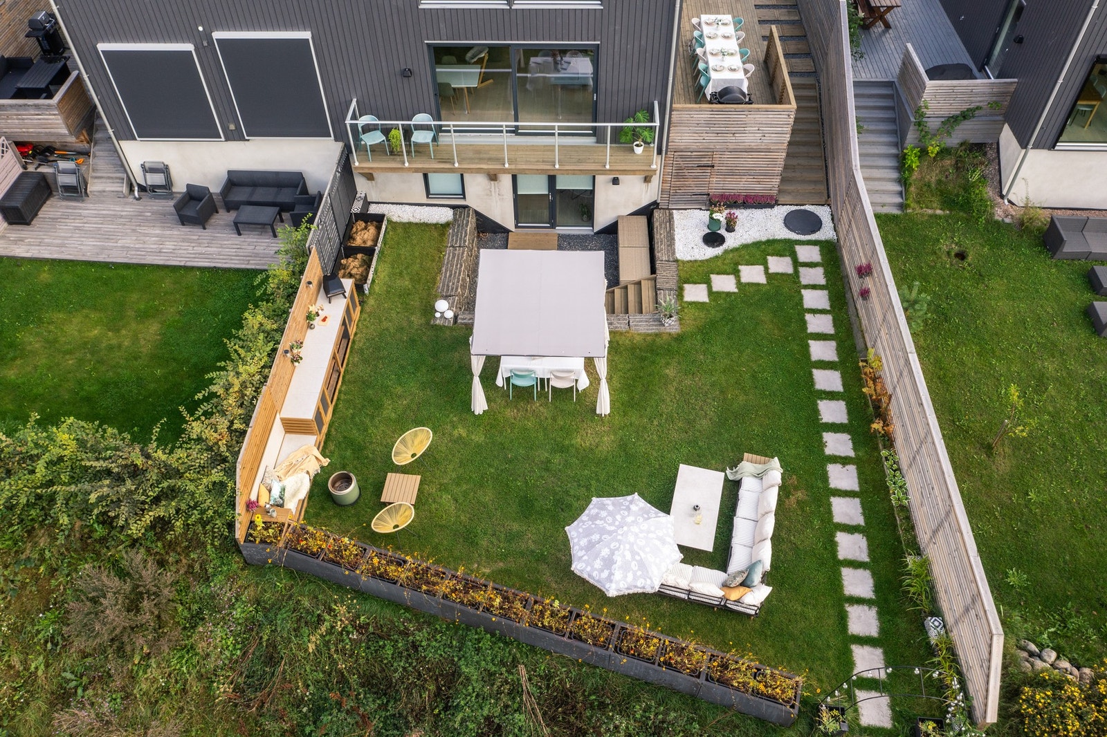 Området oppleves skjermet og privat, samtidig som det er åpent og luftig med hyggelig utsyn mot omkringliggende grøntområder. Galleribilde