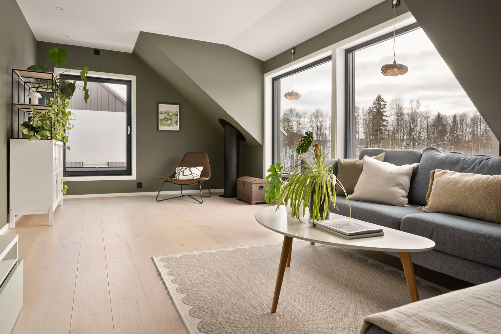 Rommet fungerer utmerket som TV-stue, ungdomsstue eller et hyggelig oppholdsrom for hele familien. Galleribilde