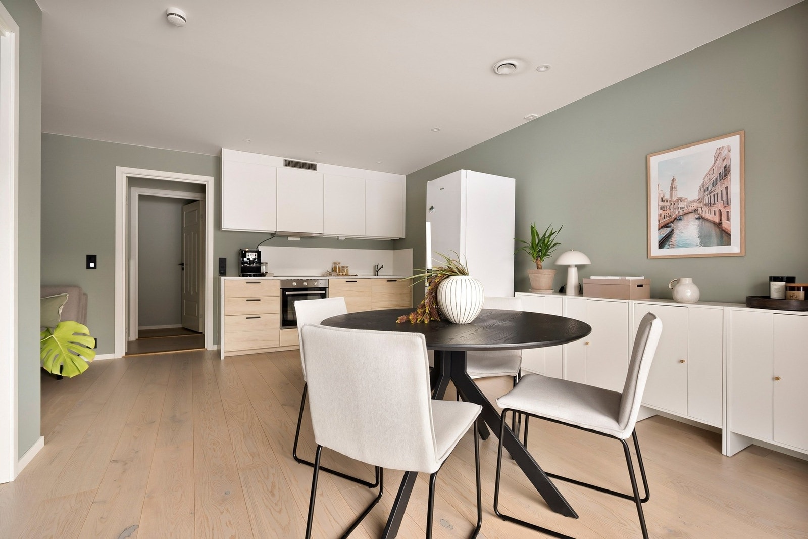 Kjøkkenet ligger i en åpen og sosial løsning mot stuen. Galleribilde