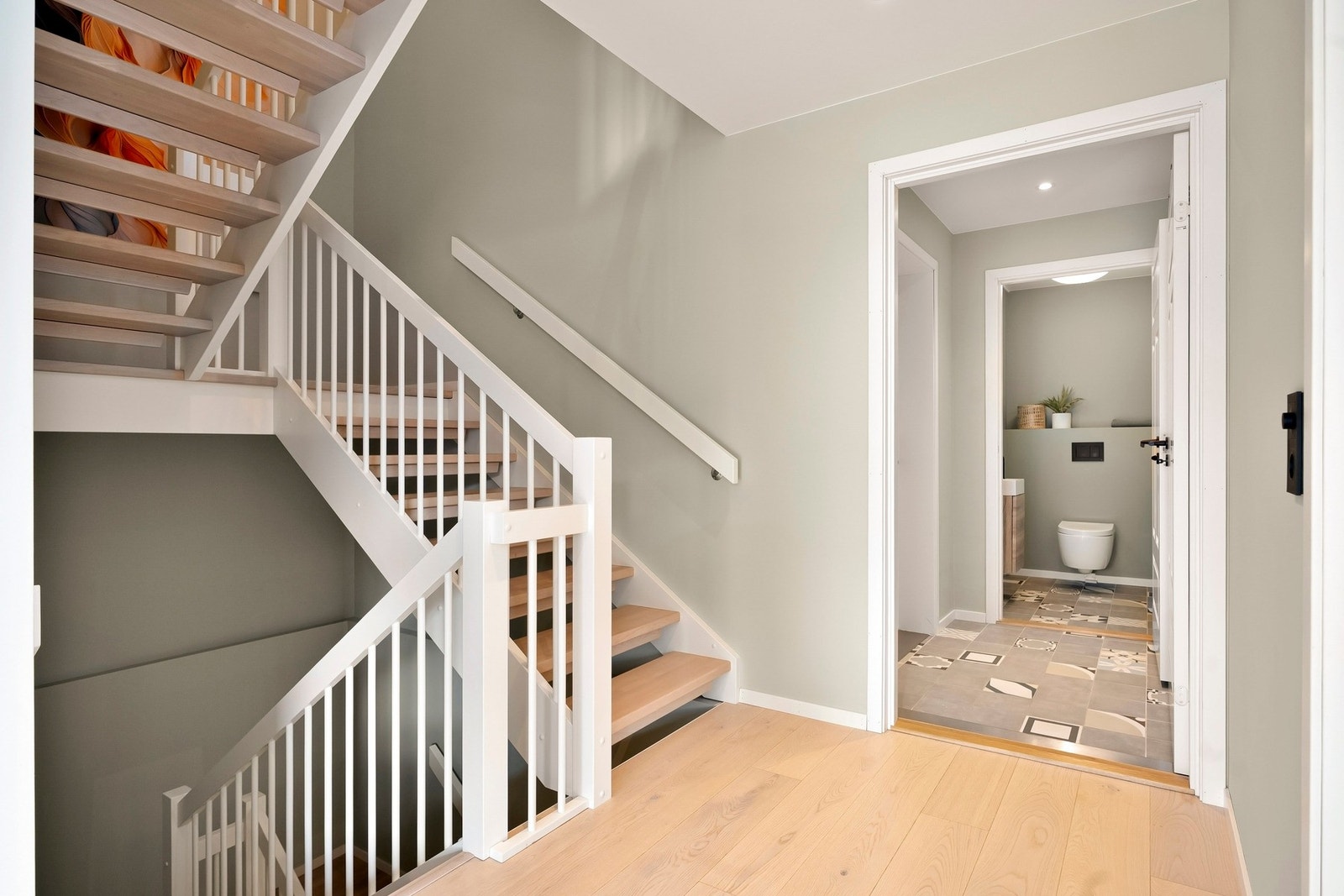 I tilknytning til entreen finner du et toalettrom med malte vegger, flislagt gulv og gulvvarme. Galleribilde