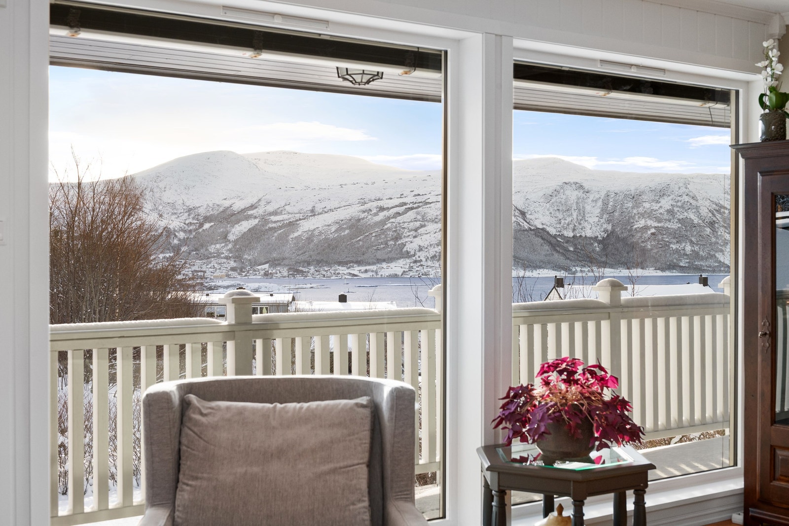 Flott utsikt fra boligen mot Borgundfjorden og Sula Galleribilde