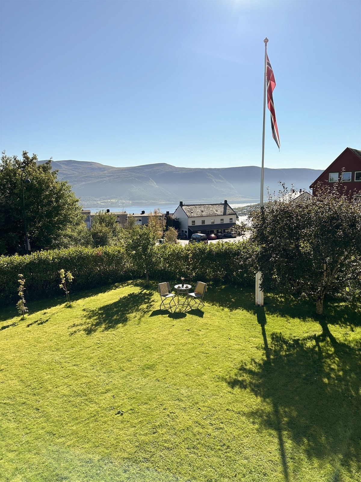 Bilde av hagen tatt fra terrassen sommerstid av selger Galleribilde