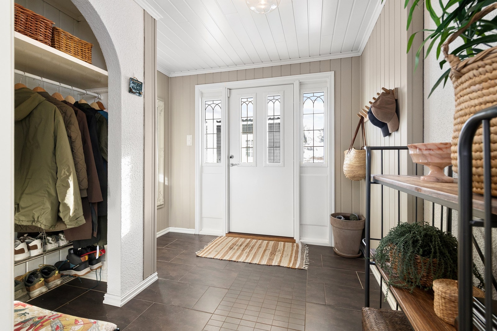 Romslig entre med garderobenisje Galleribilde