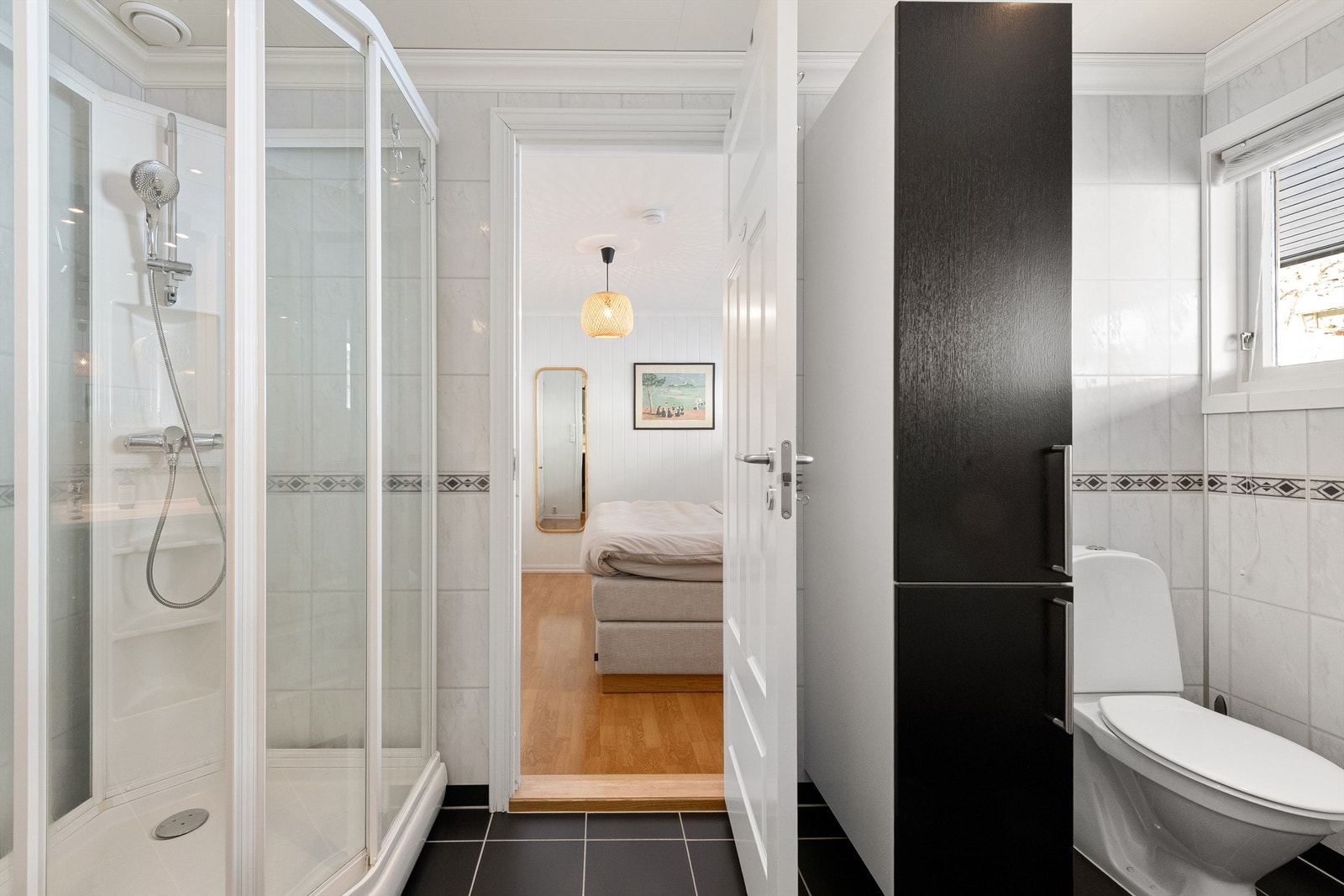 Badet i hovedetasjen har adkomst via hovedsoverom Galleribilde