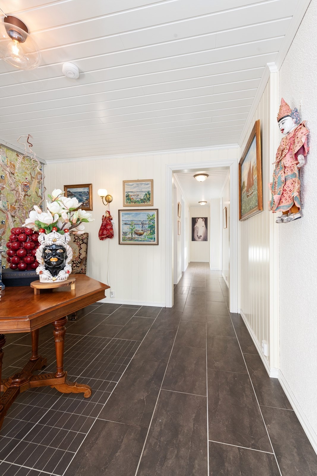 Fra hall i underetasjen mot gang Galleribilde