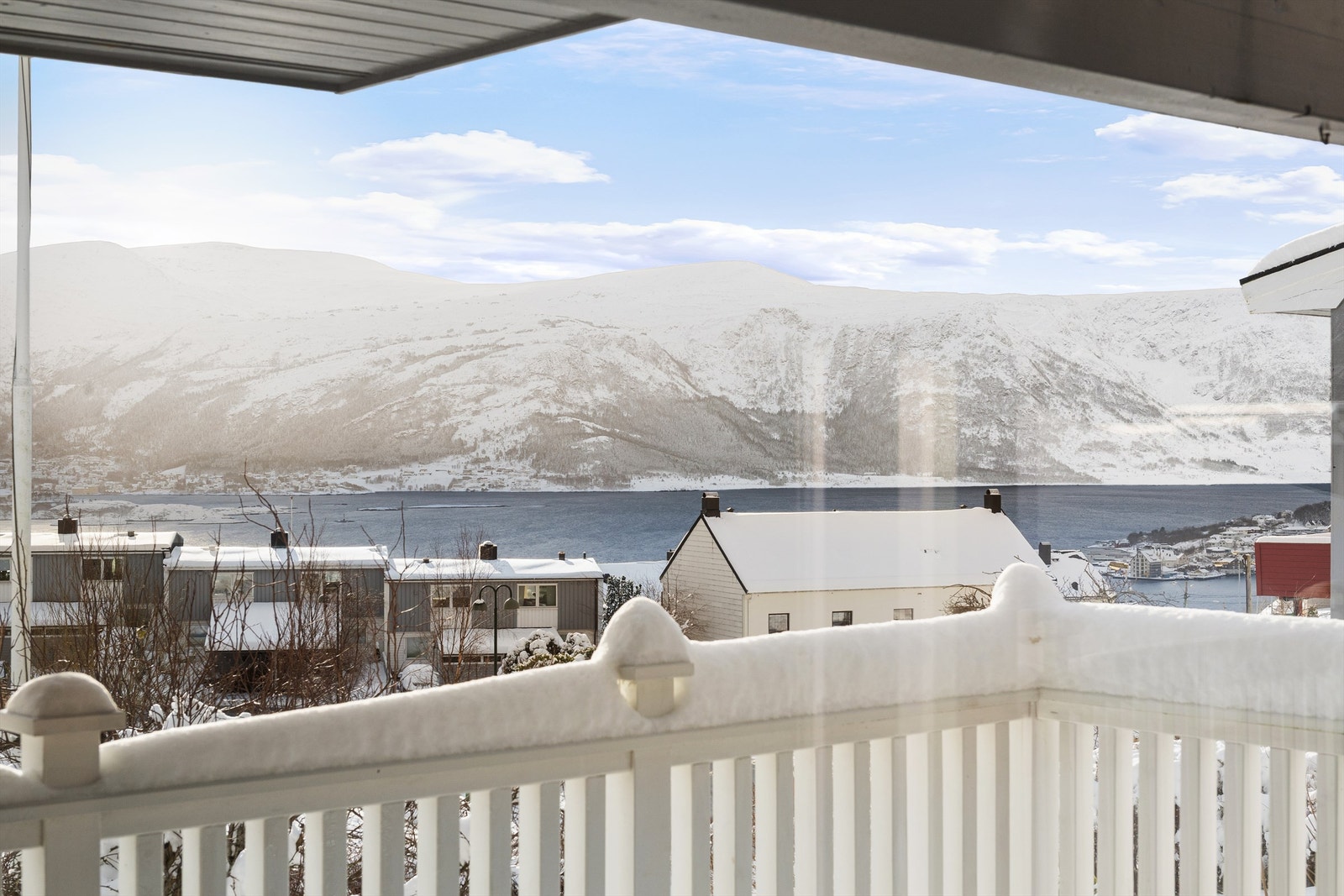 Utsikt mot syd i retning Borgundfjorden og Sula Galleribilde