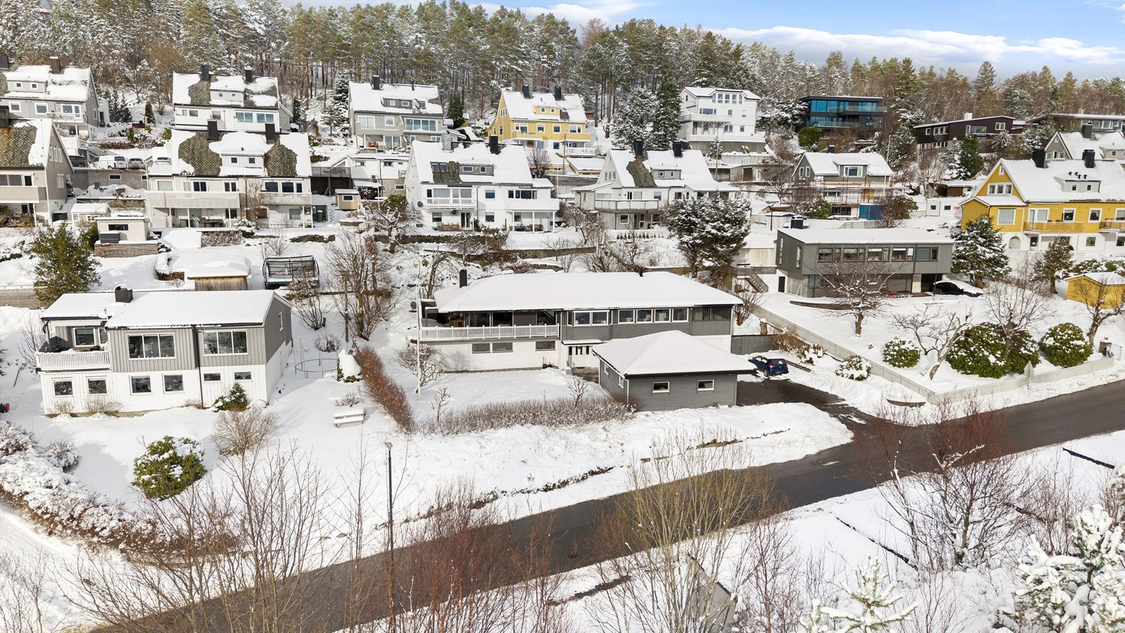 Dronebilde av eiendommen og nærområdet tatt fra syd Galleribilde