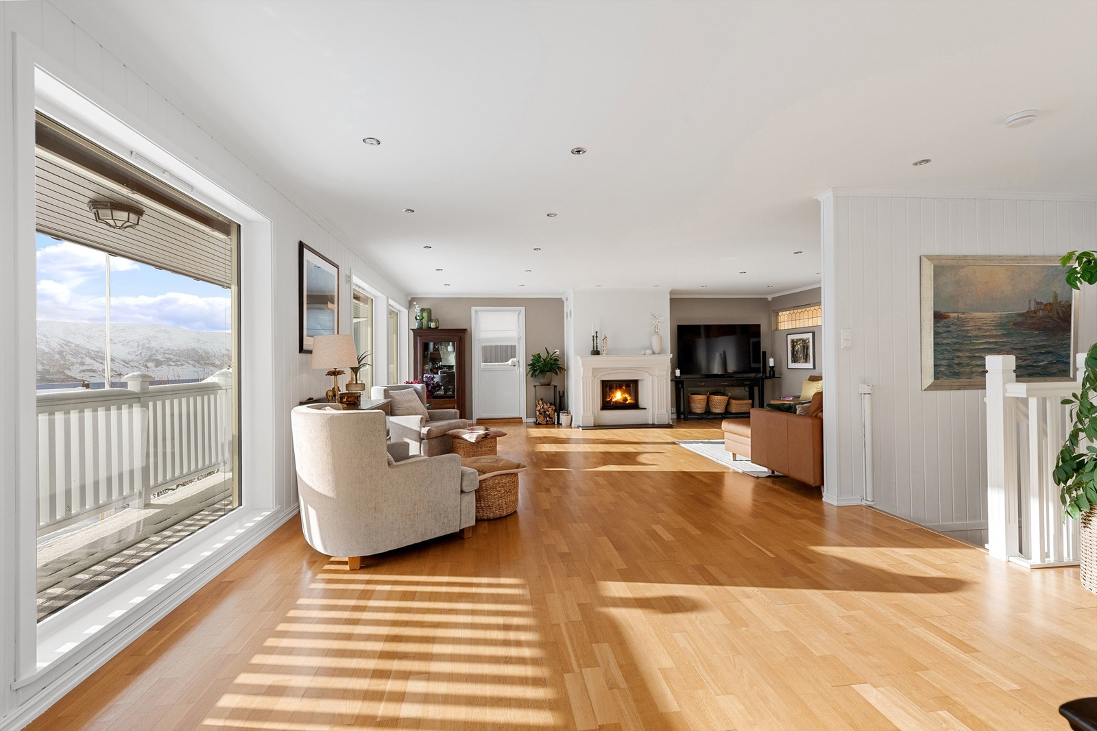 Stue med store vindusflater mot syd som gir god med naturlig lysinnslipp Galleribilde