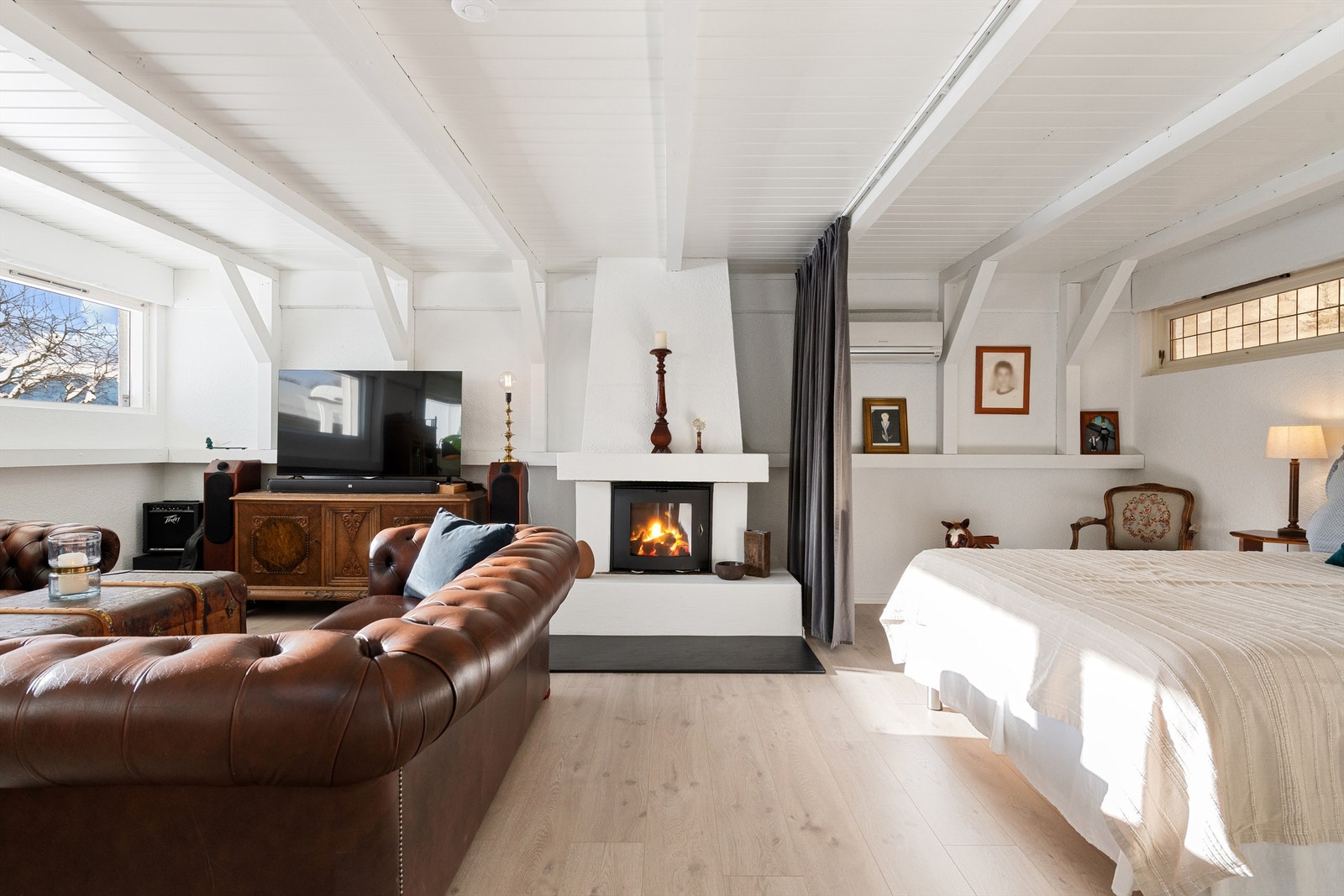 Kjellerstue med murt peis med innsats som gir en lun og hyggelig atmosfære Galleribilde