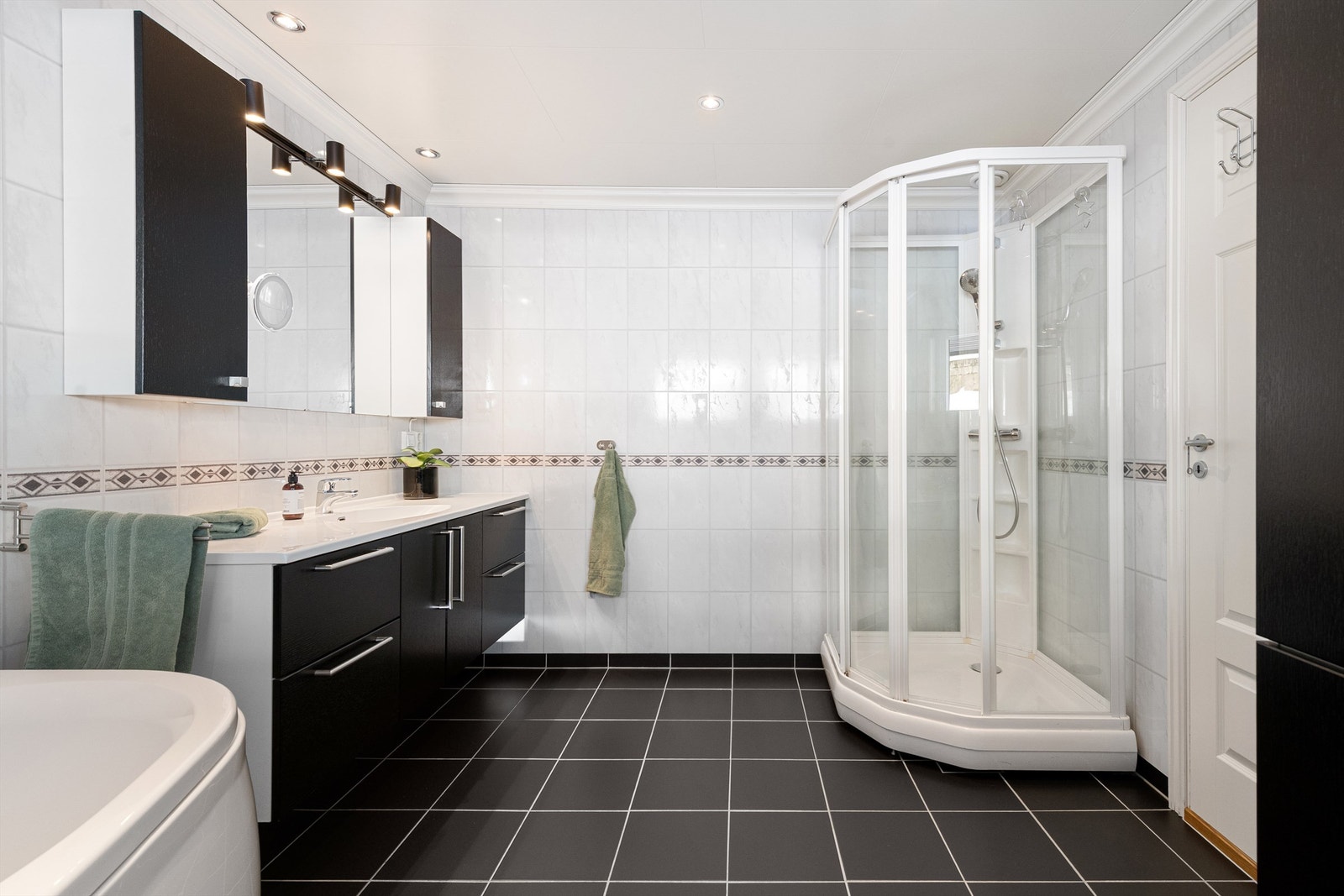 Bad med tilkomst via hovedsoverom. Badet er fra 2009 og har flislagt gulv, baderomsplater på vegger og takplater i tak. Galleribilde