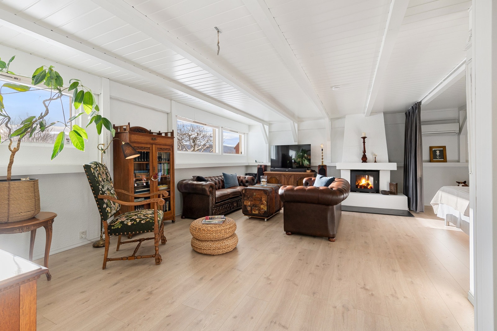 Romslig kjellerstue med peis Galleribilde