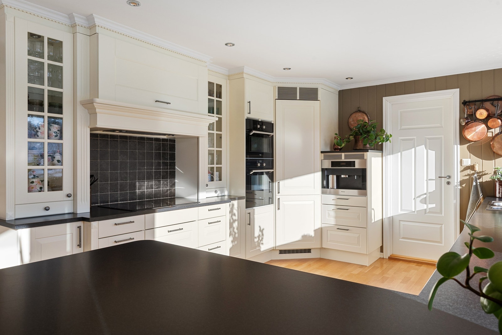 Kjøkkenet har itegrert kjølehjørne, induksjonstopp på 80 cm, oppvaskmaskin fra Sigdal, kaffemaskin fra Miele, micro og stekeovn.
Dør fra kjøkken til vaskerom/grovkjøkken med utgang til balkong mot øst Galleribilde