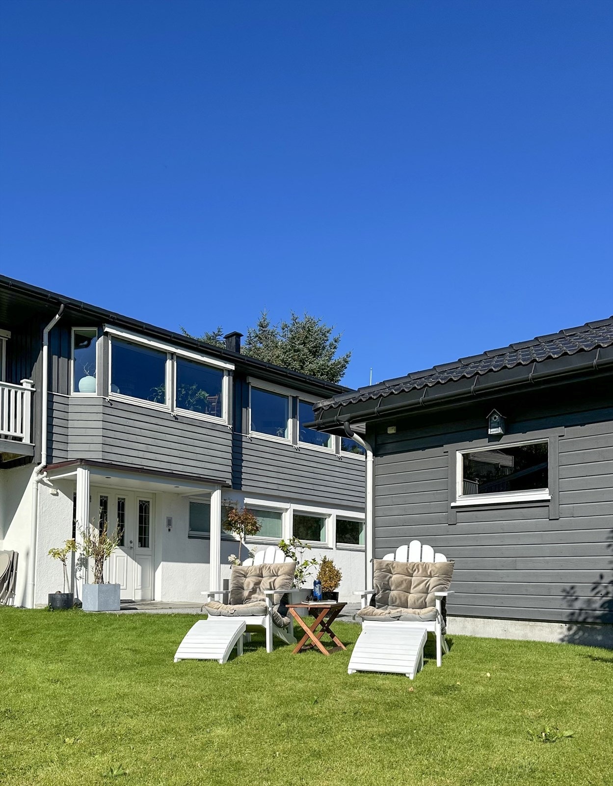 Fasade av boligen tatt fra hagen - bilde tatt av selger sommerstid Galleribilde