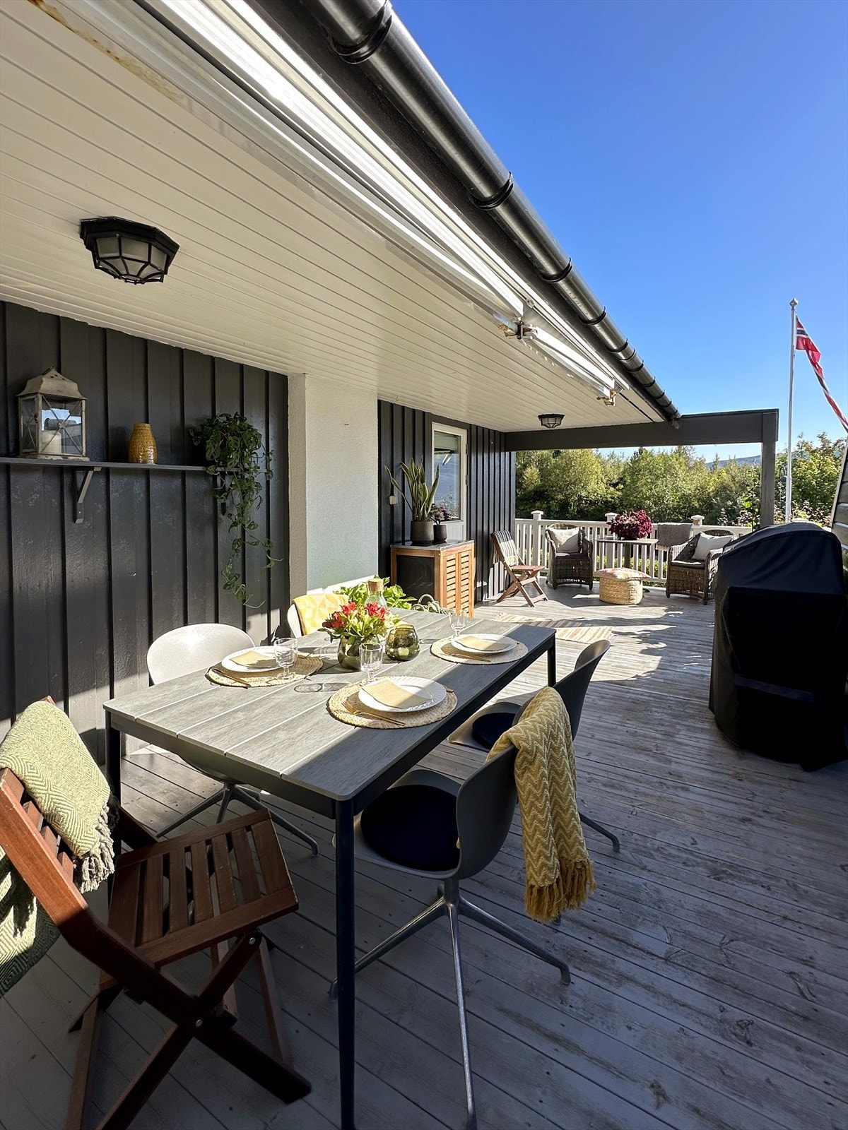 Terrasse mot vest med levegg mot nord og dels vest - en flott skjermet uteplass (bilde tatt av selger sommerstid) Galleribilde