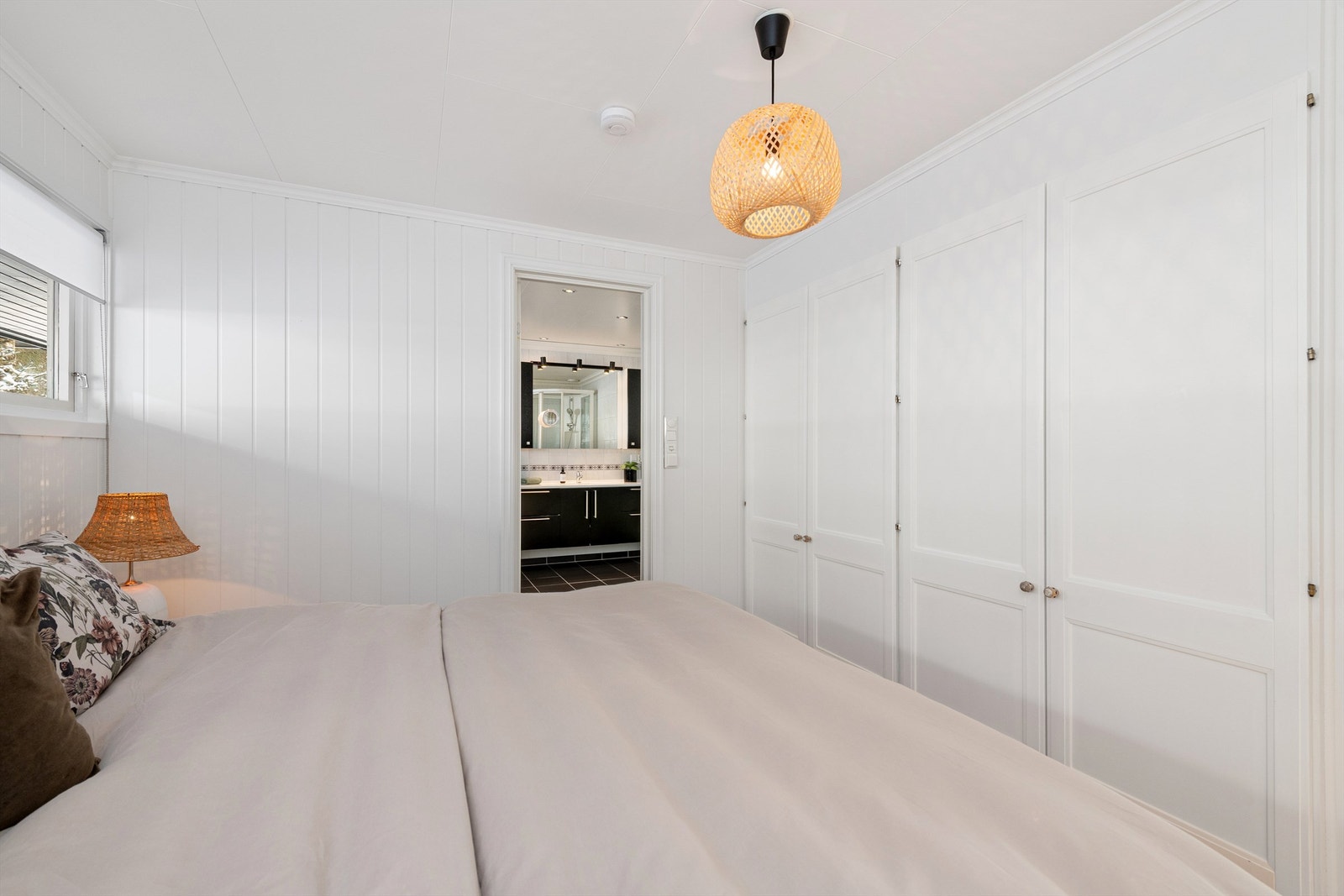 Integrerte garderobeskap med gode oppbevaringsmuligheter på hovedsoverom Galleribilde