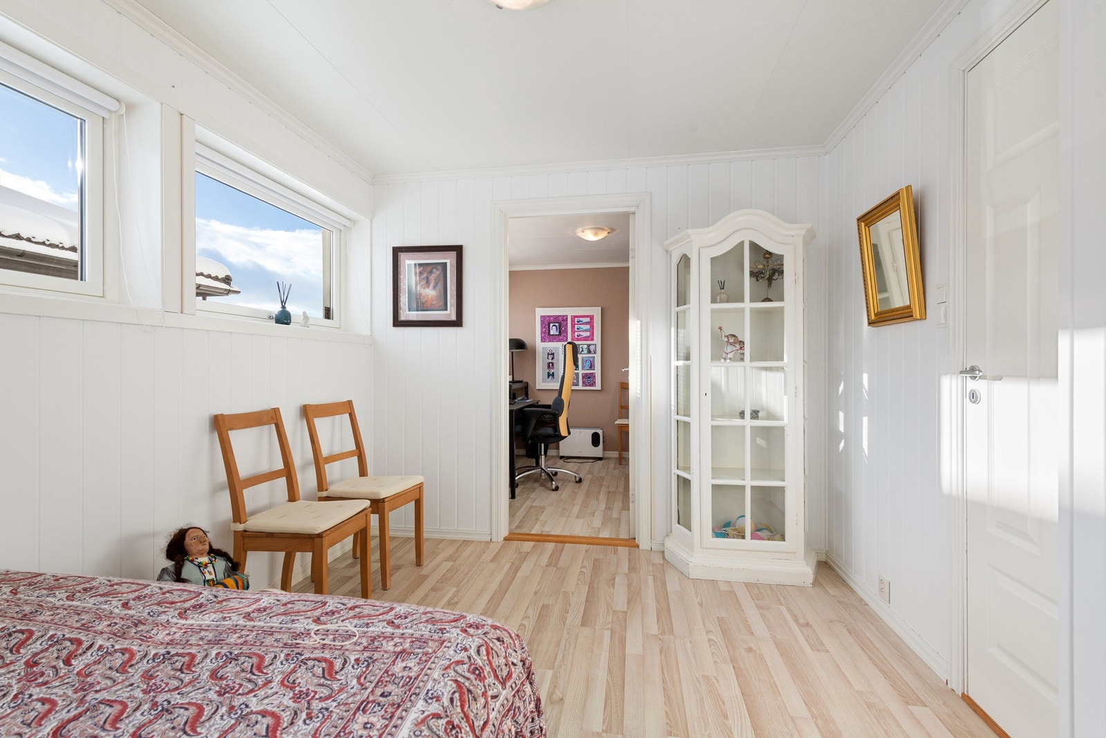 Fra soverom 1 i underetasjen til soverom 2 - dør til begge rom fra gang Galleribilde