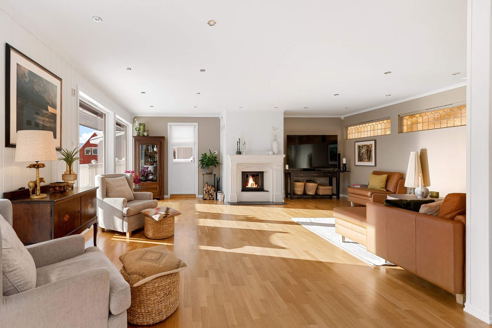 Flott murt peis med innsats i stuen som gir en lun og hyggelig atmosfære Galleribilde