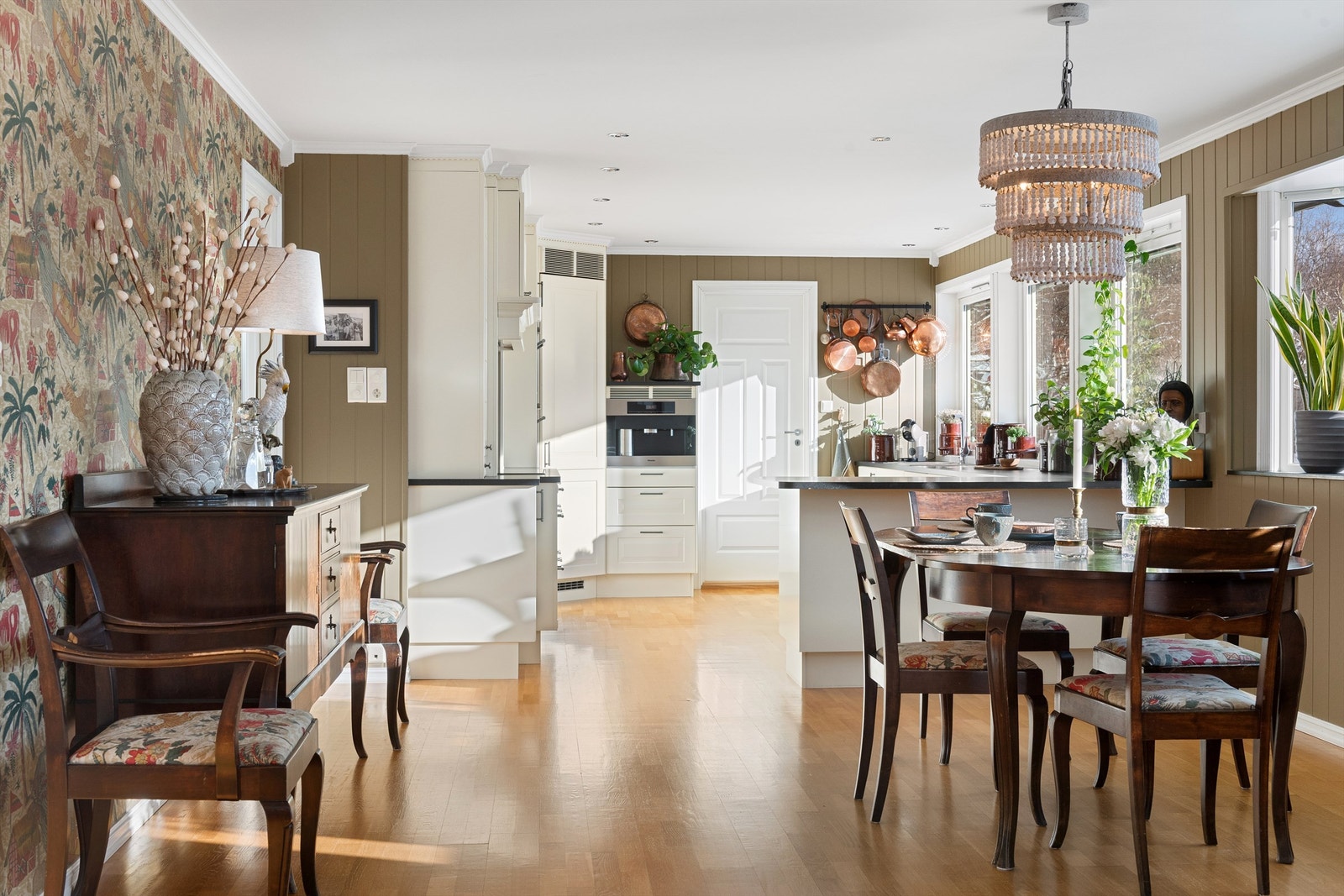 Fra spisestue mot kjøkken som har praktisk kjøkkenhalvøy mot spisstue Galleribilde