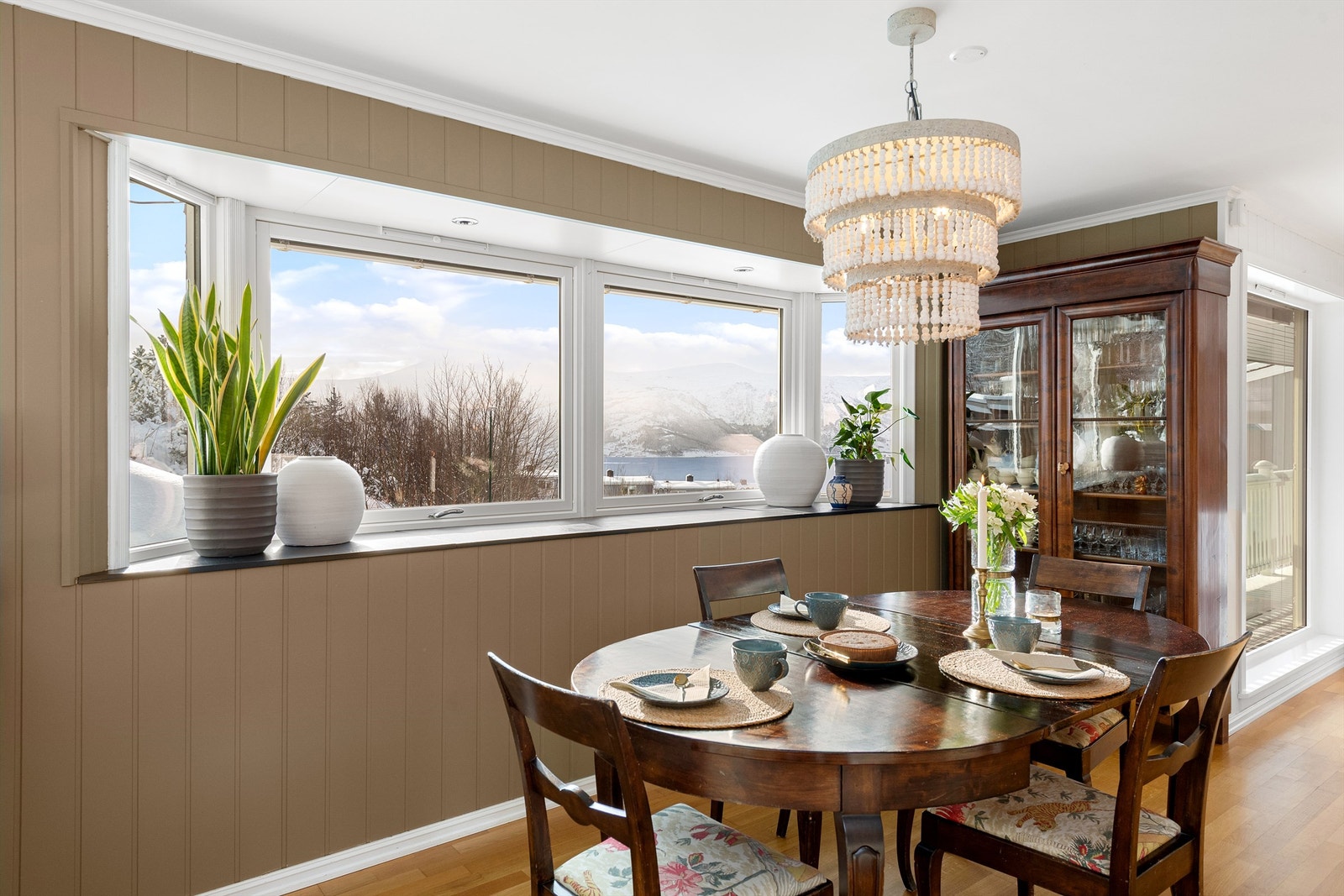 Spisestuen er plassert ved vindu med flott utsikt Galleribilde