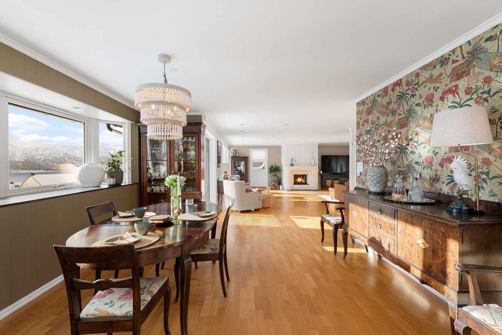 Fra spisestue mot stue Galleribilde