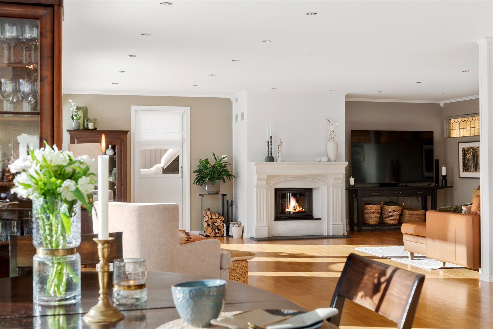 Murt peis med innsats og glassdør i stuen Galleribilde