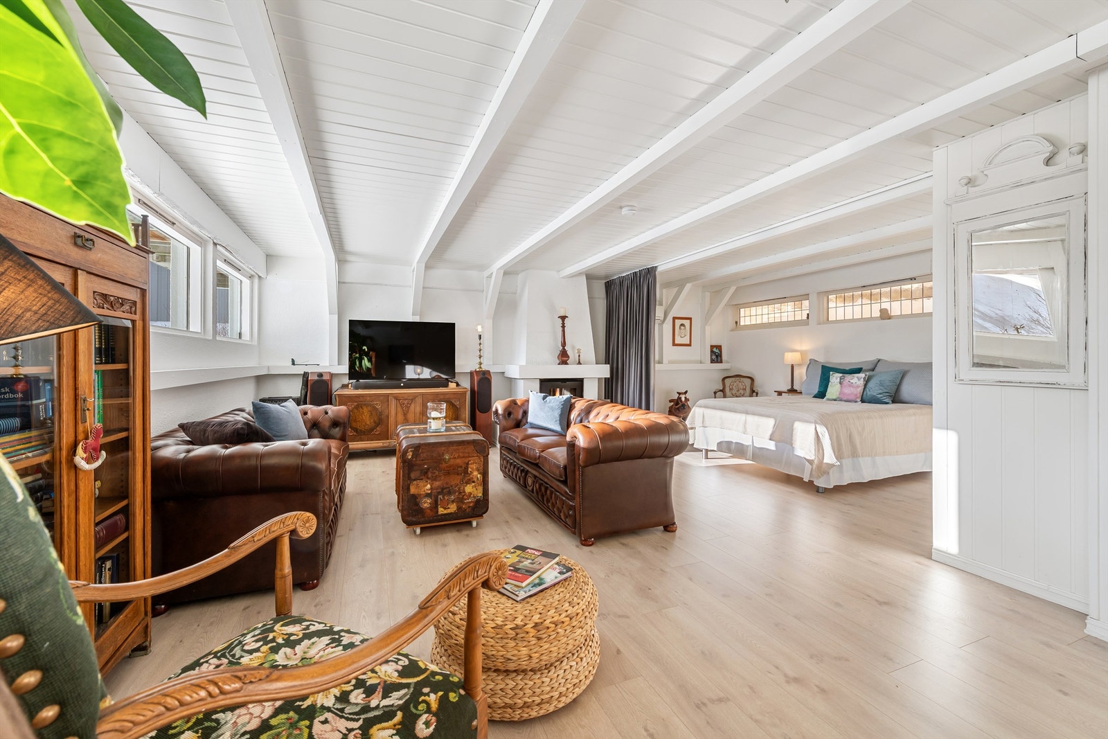 Deler av kjellerstuen av avdelt med gardin og benyttes som soverom/gjesterom Galleribilde