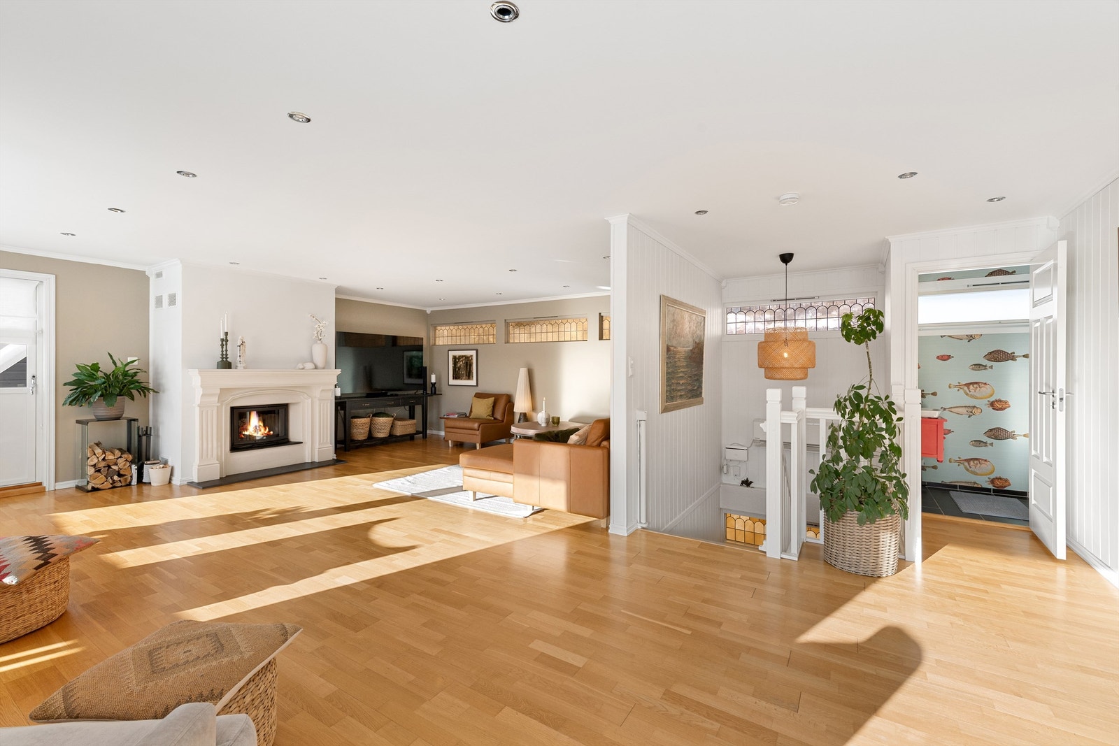 Stor innholdsrik stue/kjøkken i hovedetasjen med god plass til flere soner og sitteplasser. Galleribilde