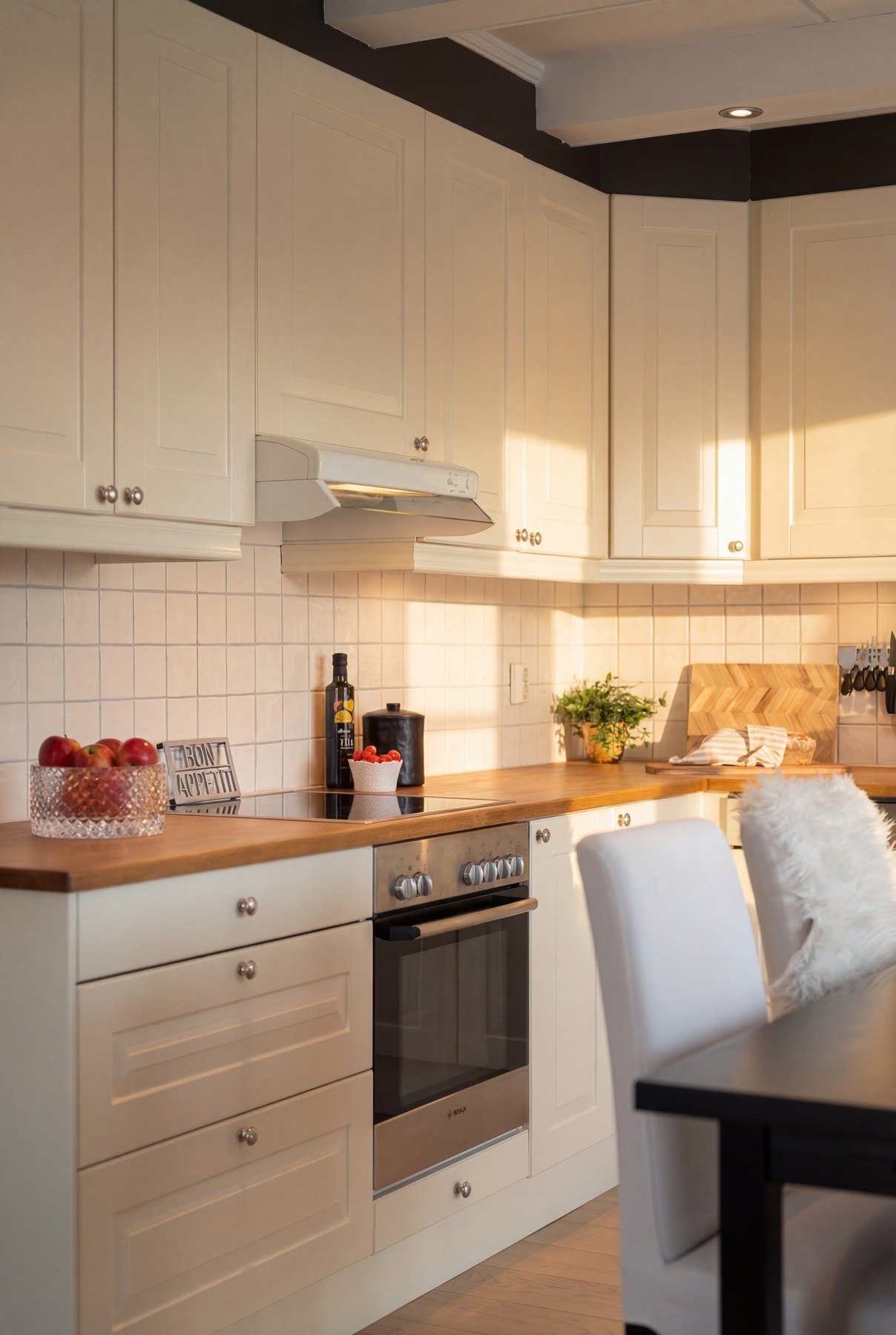 Lyst og innbydende kjøkken med god oppbevaringsplass Galleribilde