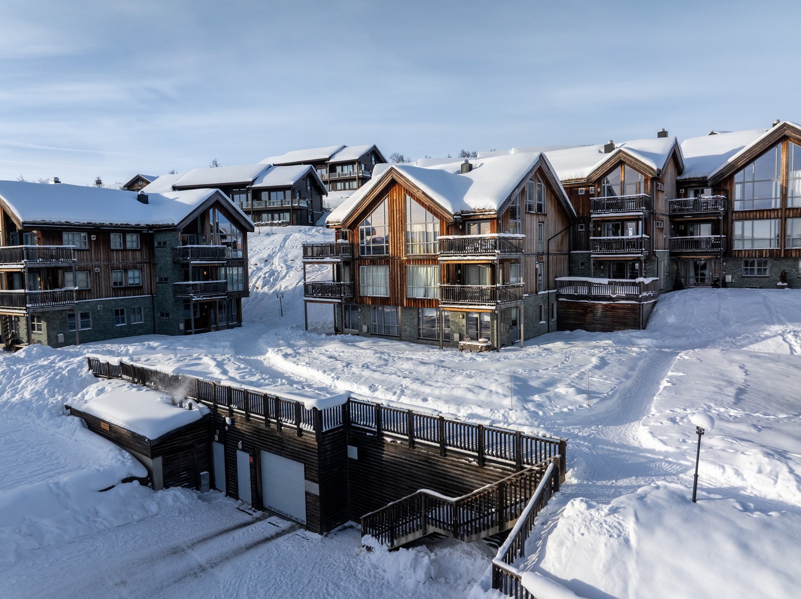 Innkjøring til felles garasje og bodanlegg Galleribilde