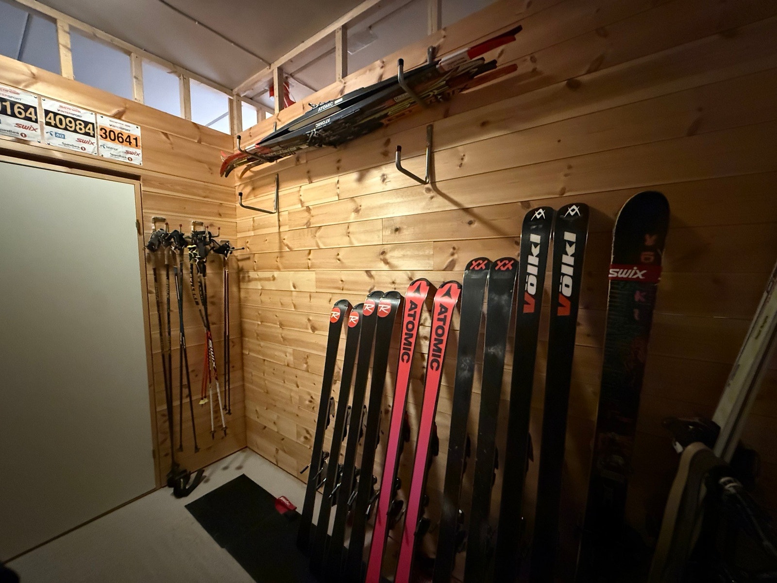 Bod med oppheng til ski og staver Galleribilde