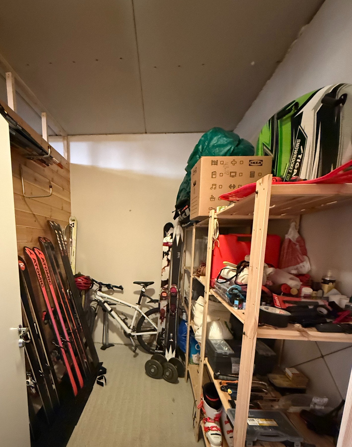 Praktisk bod i felles bodanlegg i tilknytning til garasjen Galleribilde