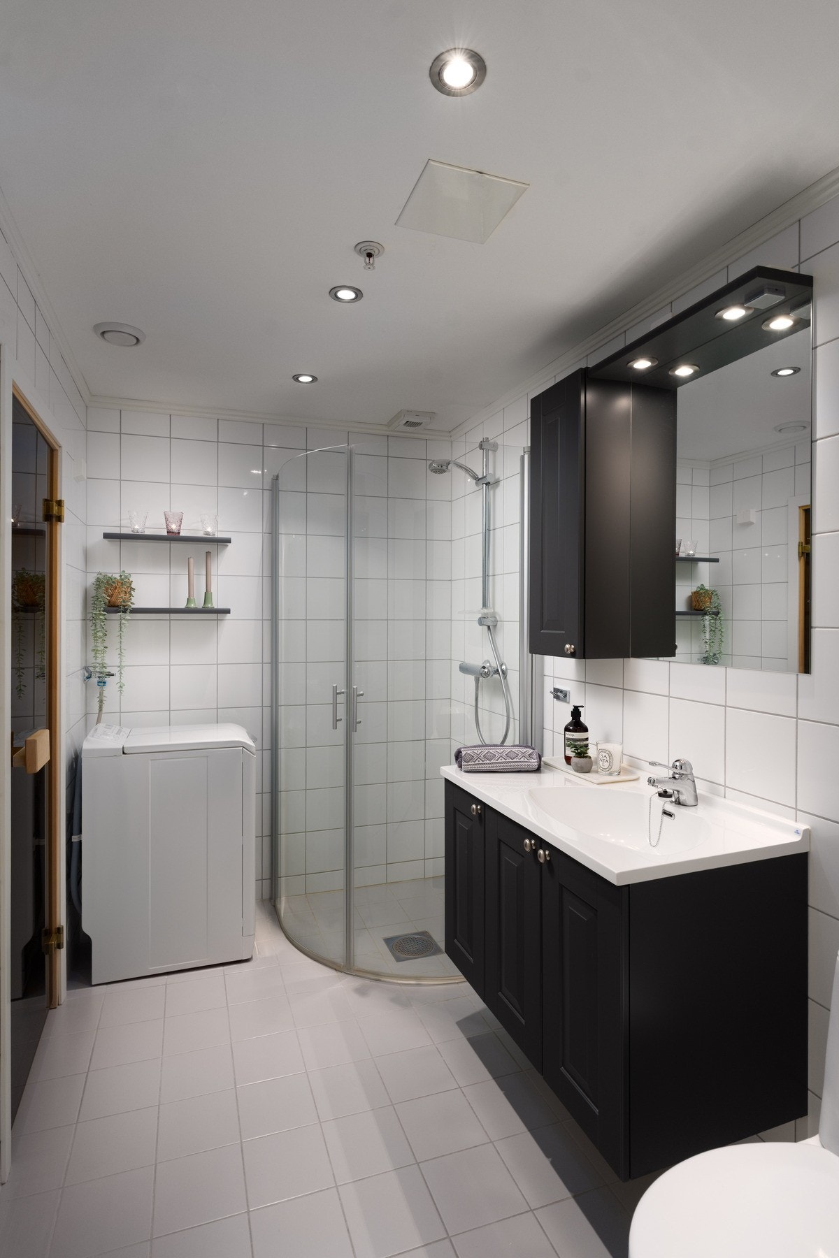 Flott flislagt bad med inngang til badstue Galleribilde