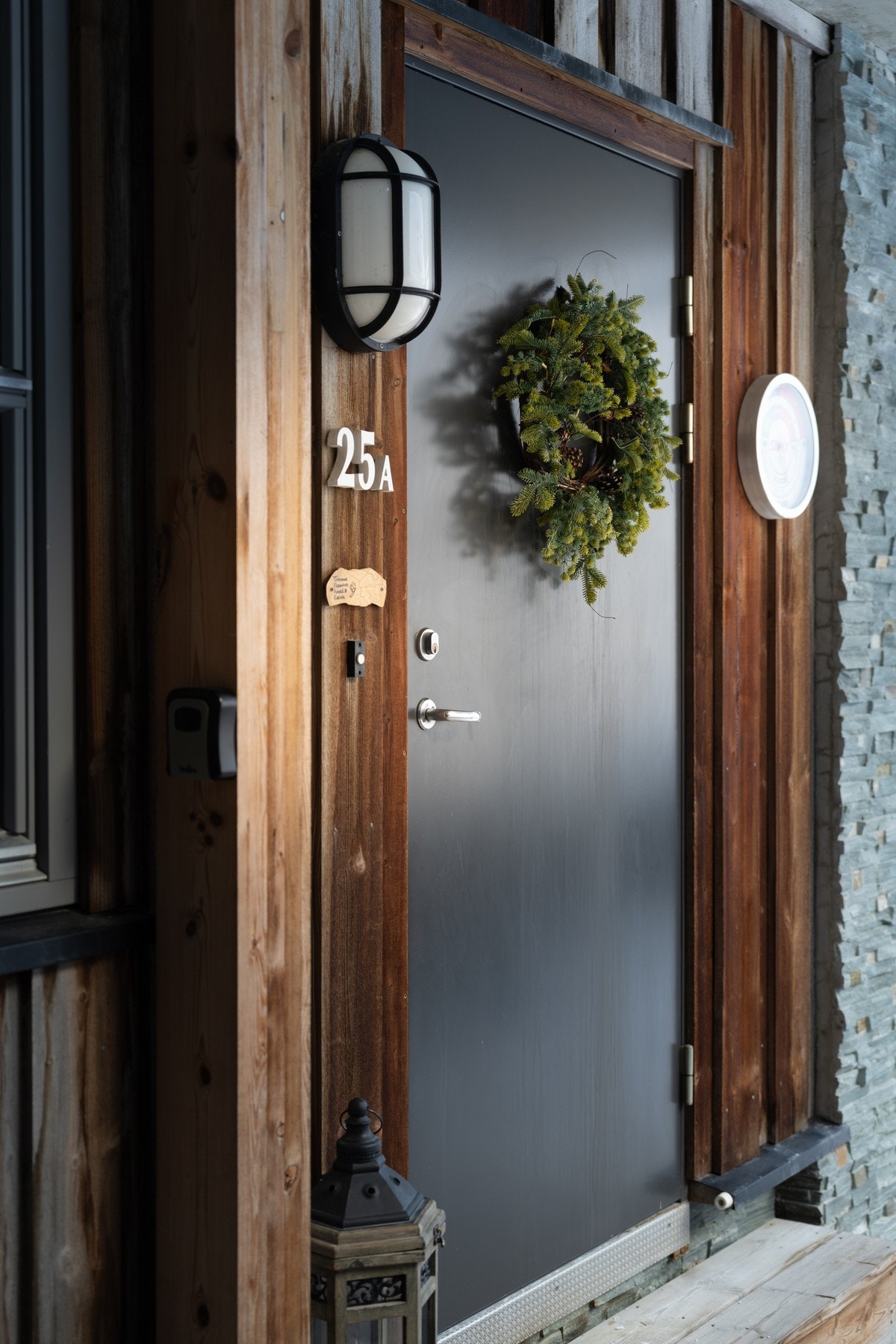 Leiligheten har egen inngang fra bakkeplan Galleribilde