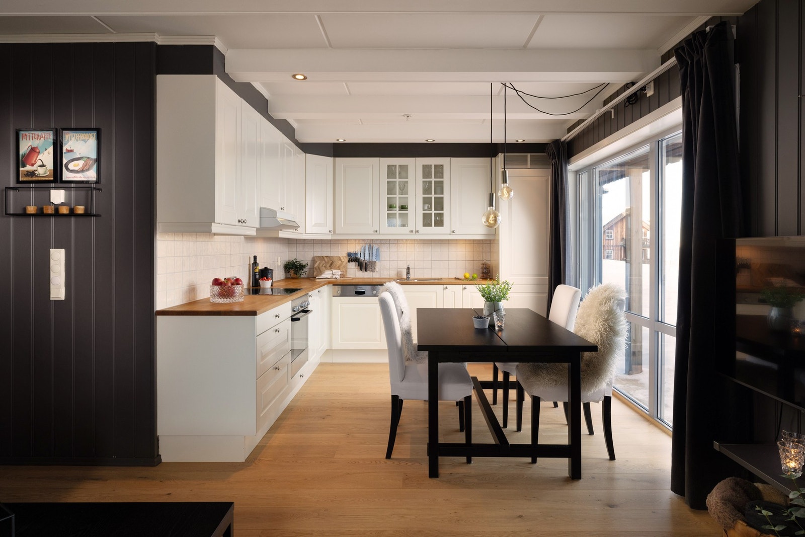 Spisebord med ileggsplater kan medfølge etter nærmere avtale Galleribilde