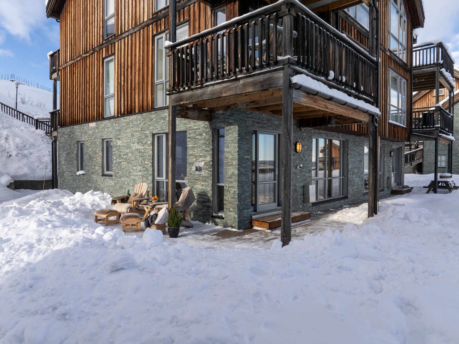 Fra stuen har man egen utgang til denne koselige uteplassen Galleribilde