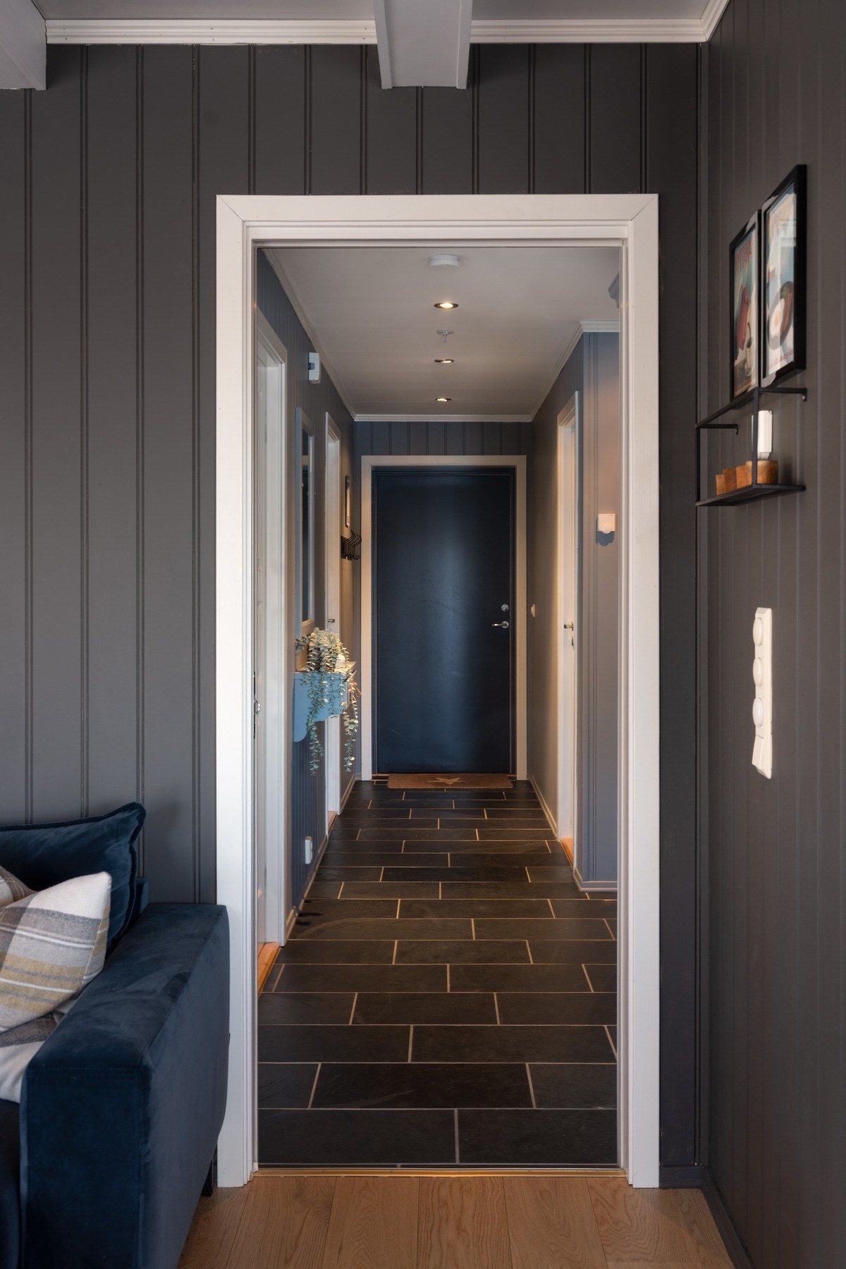 Stue/kjøkken og entré har vannboren varme i gulvene Galleribilde