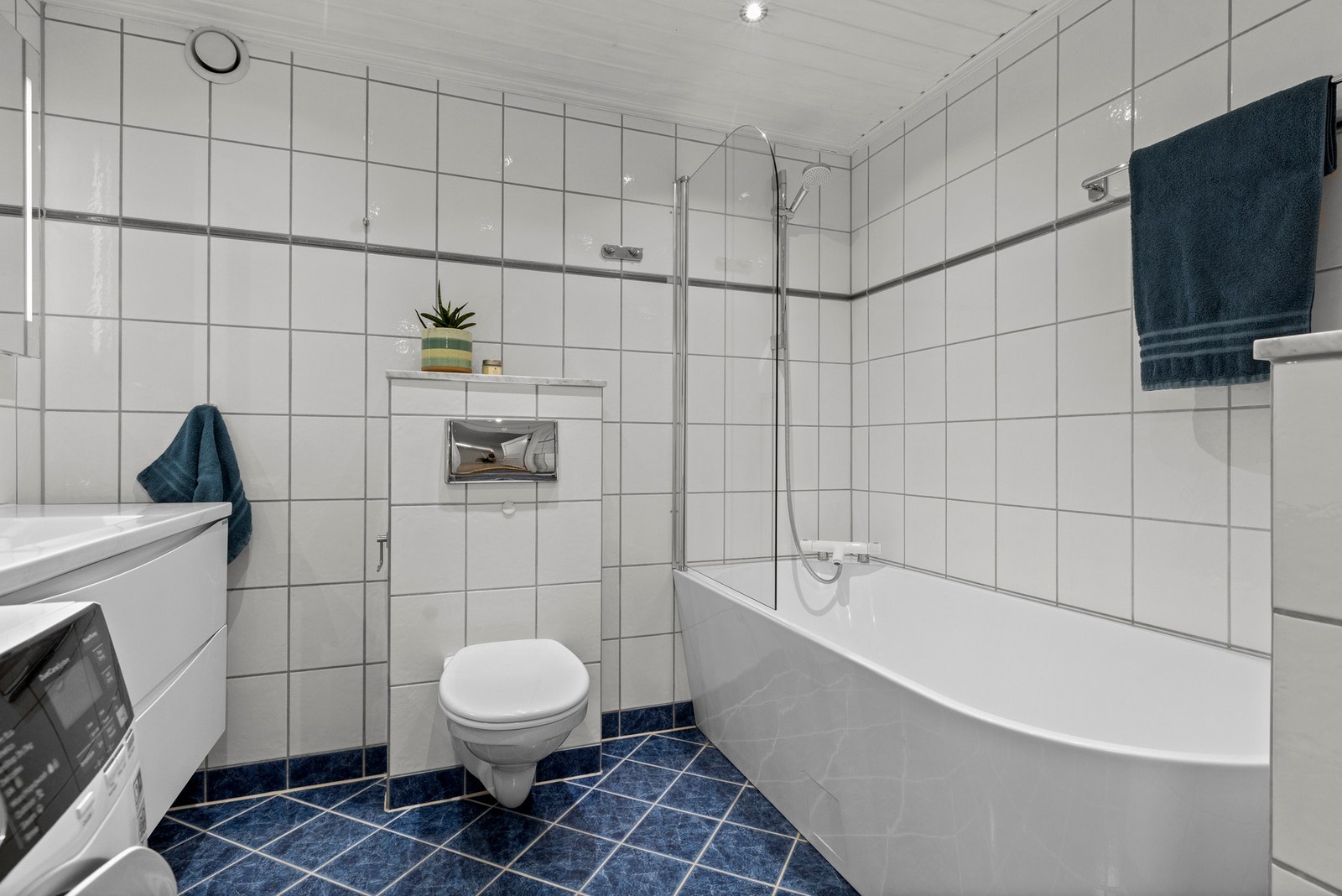 Badet har flislagte vegger og gulv, samt elektriske varmekabler i gulvet Galleribilde