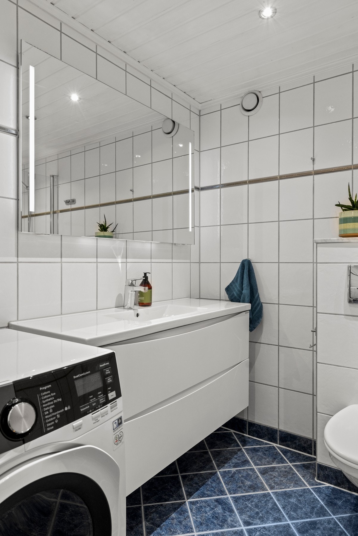 Innredningen består av skap med glatte fronter og speil med integrert lys Galleribilde