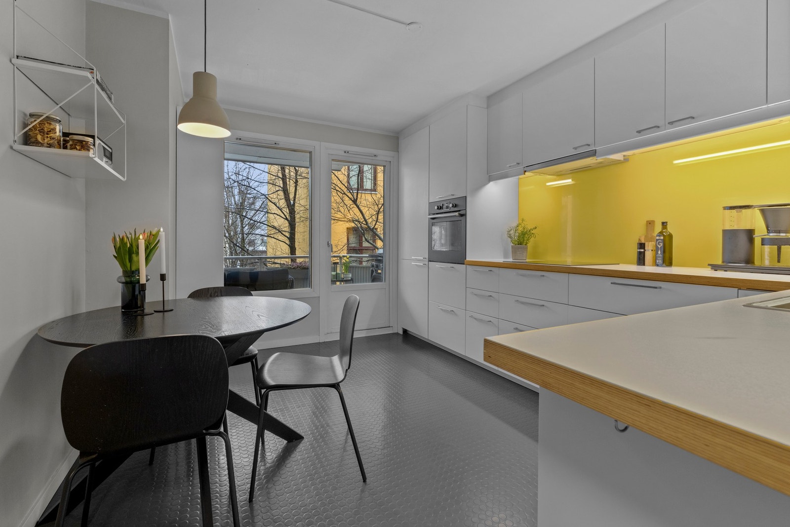 Kjøkkenet har en praktisk IKEA-innredning fra 2013 Galleribilde