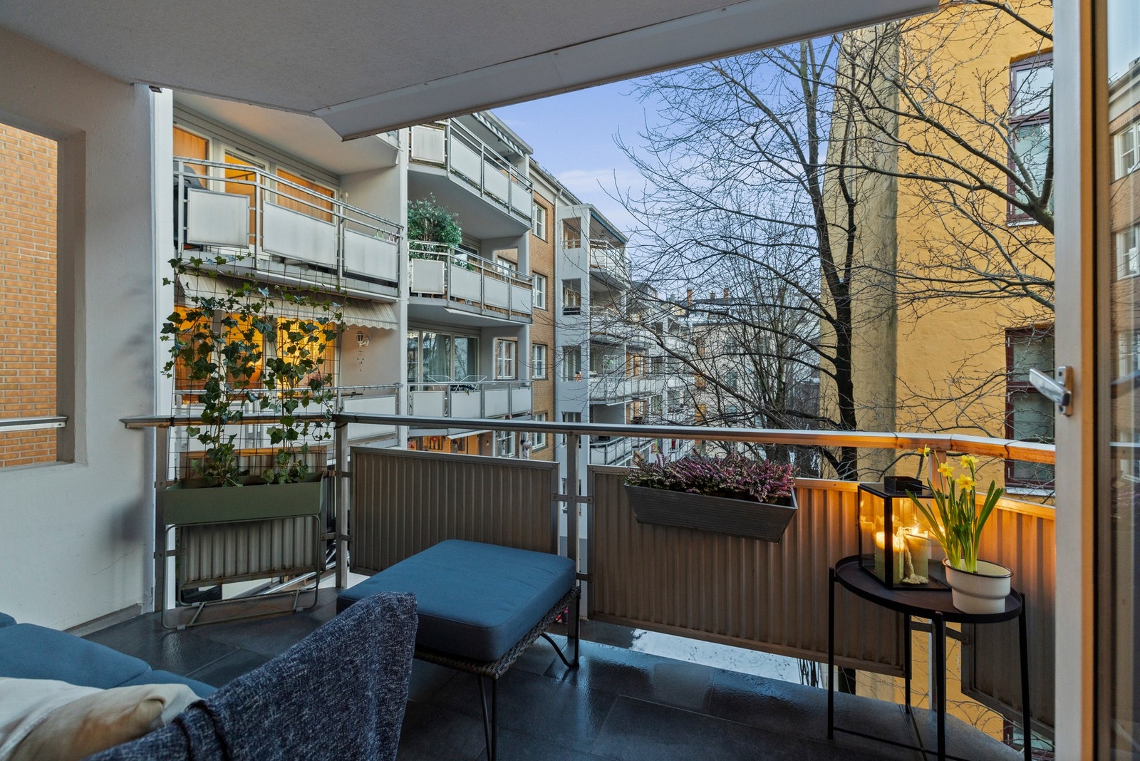 Leiligheten har en overbygget, sydvendt balkong Galleribilde