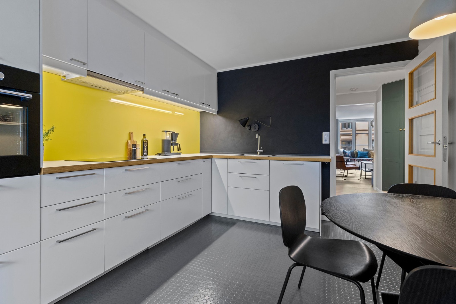 Kjøkkenet har en praktisk IKEA-innredning fra 2013 med glatte fronter og en slitesterk benkeplate i laminat Galleribilde