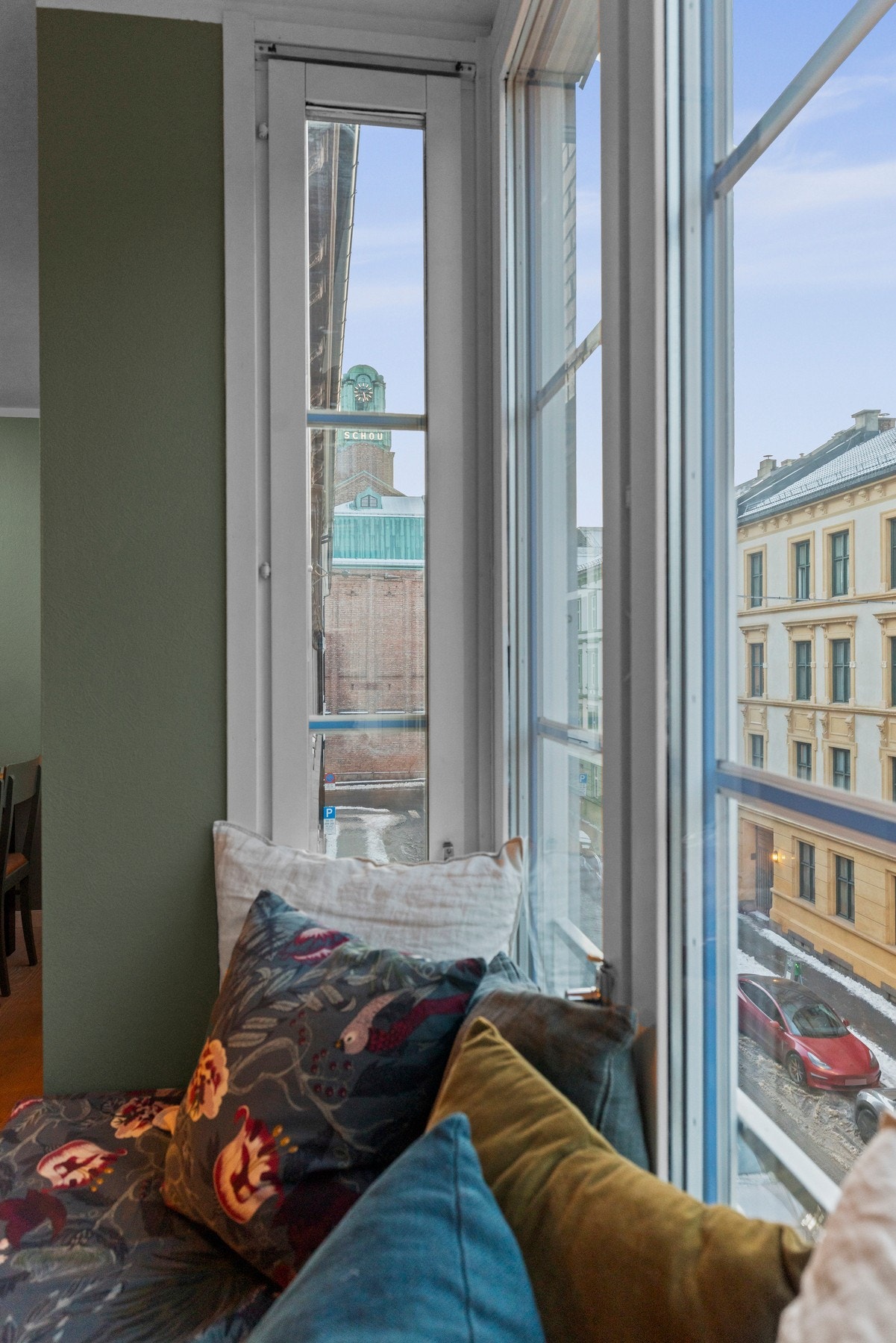 Fra madrassen kan utsikten mot Schous-klokken nytes Galleribilde