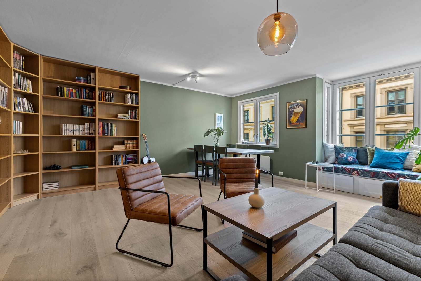 Her kan du enkelt tilpasse rommet etter dine behov, enten det er plass til en sofa, spisebord, arbeidsplass - eller alt på en gang Galleribilde