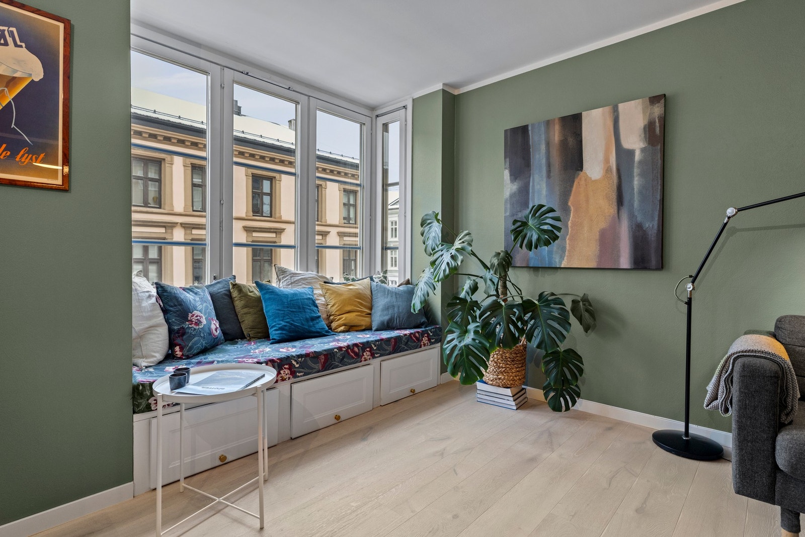 Stuen har karnapp med plassbygd madrass Galleribilde