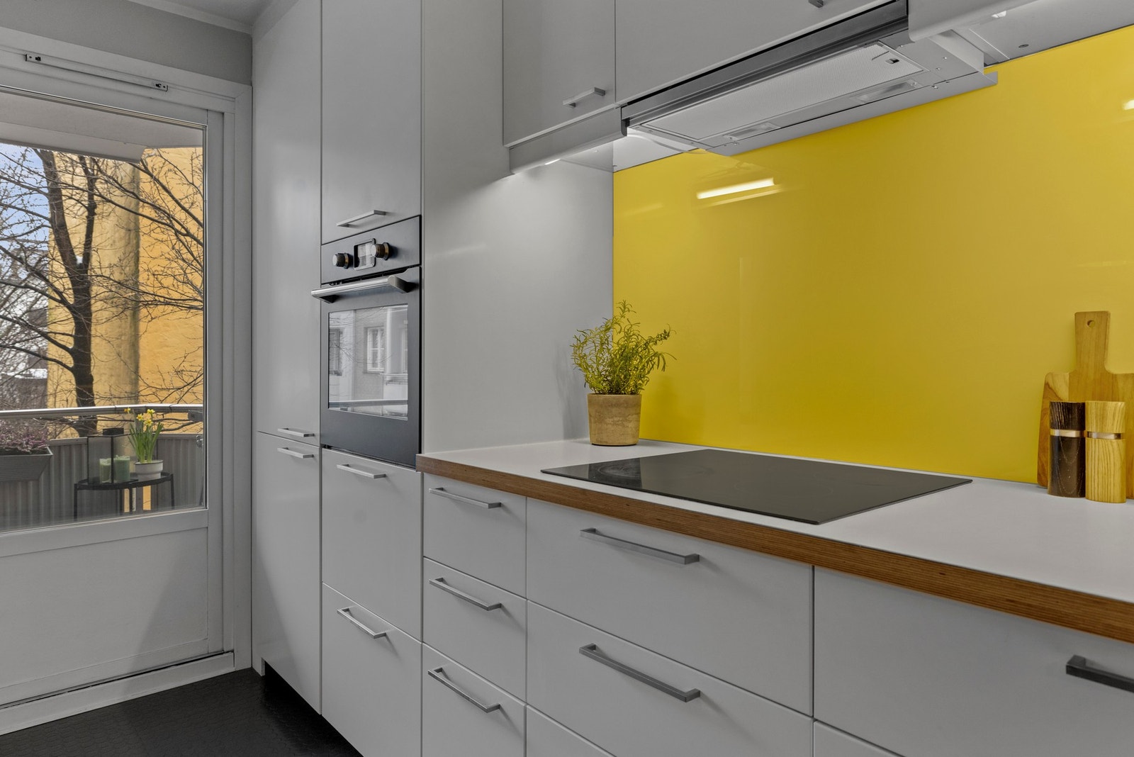 Plassutnyttelsen er effektiv med god skap- og benkeplass, noe som gir gode arbeidsforhold Galleribilde