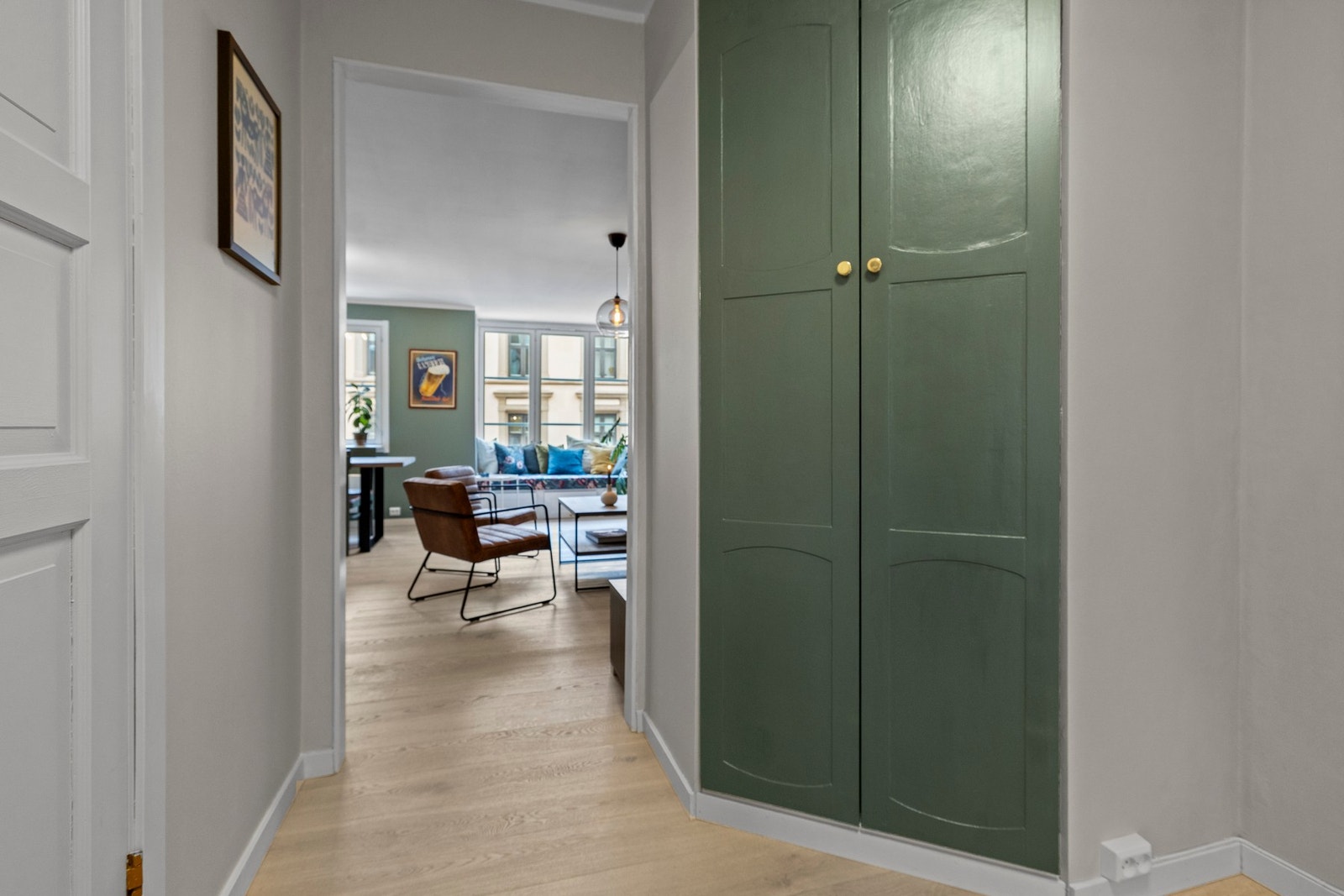 Stort plassbygd skap fungerer som "innvendig bod" Galleribilde