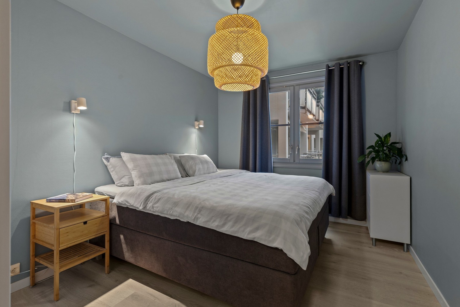 Soverommet vender mot en rolig bakgård Galleribilde