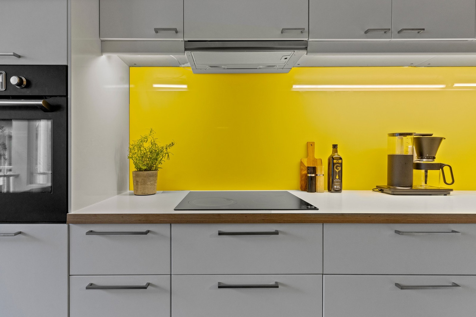 Det er utstyrt med integrerte hvitevarer som platetopp, komfyr, oppvaskmaskin og kombiskap Galleribilde